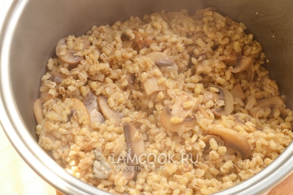 Готовая перловка с грибами в мультиварке