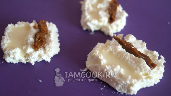 Положить на творог сгущенку