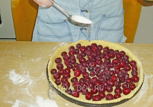 Посыпать вишню сахаром
