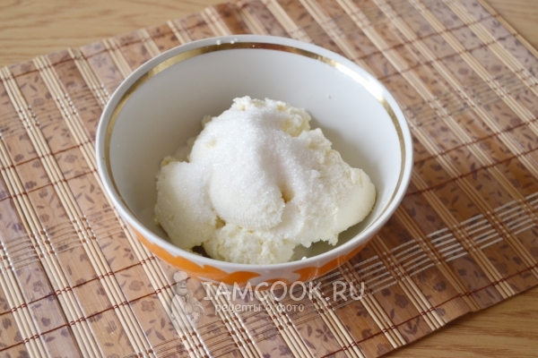 Смешать творог с сахаром