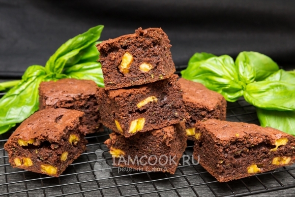 Фото шоколадного пирога с базиликом и бананом