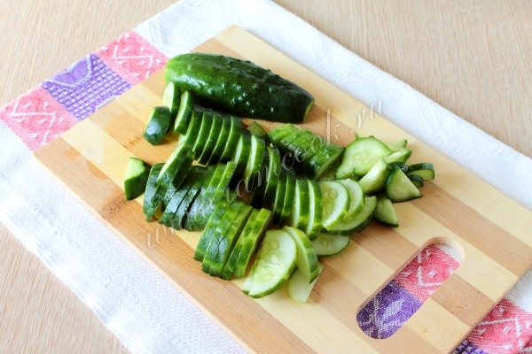 Огурец порезанный