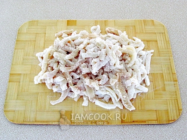 Обвалять кальмара в муке