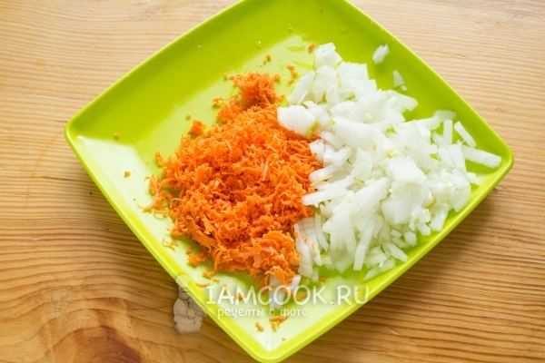 Измельчить лук и морковь