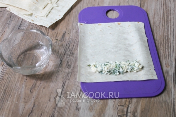 Положить на лаваш творог