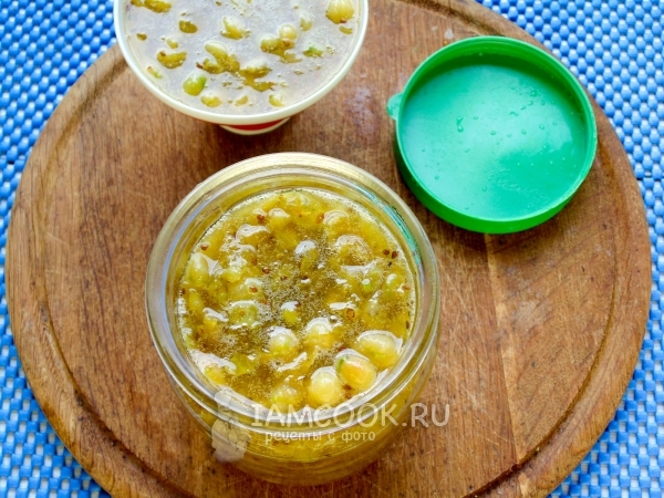 Уложить крыжовник в банку