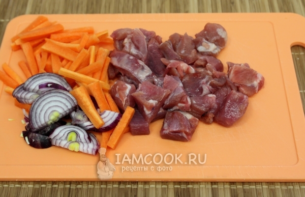 Порезать лук, морковь и мясо