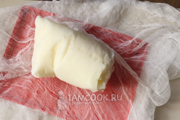 Положить кефир в марлю