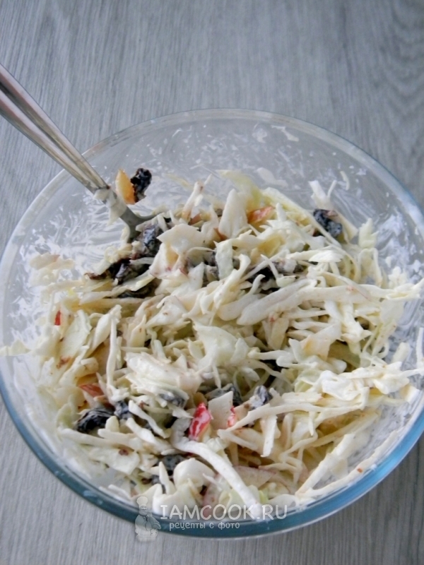 Рецепт капустного салата с яблоком и черносливом