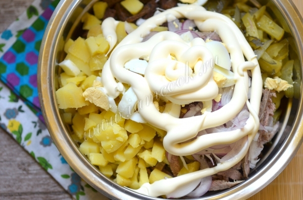 Заправить салат майонезом