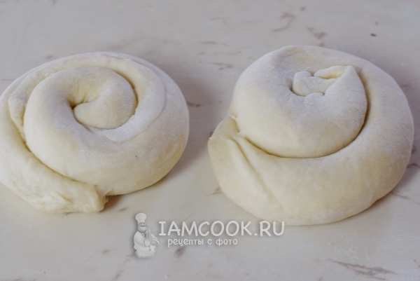 Скатать из теста улитку