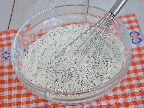 Смешать муку, мак и разрыхлитель