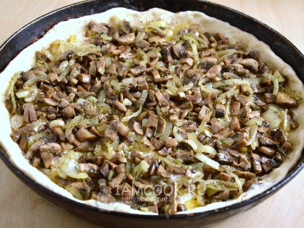 Уложить грибы с луком