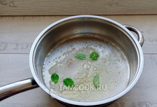 Растопить масло и положить базилик