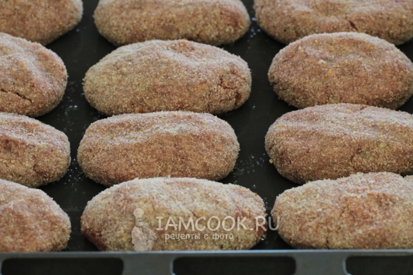 Положить котлеты на противень