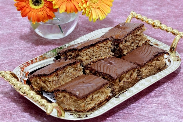 Рецепт пирога с орехами на сгущенке