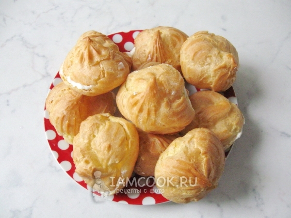 Выложить крем в эклеры