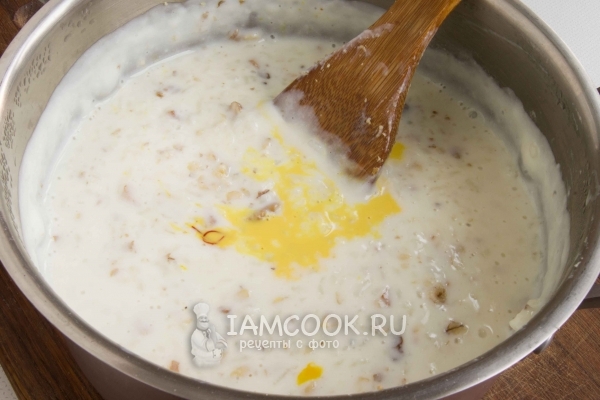 Добавить молоко с шафраном, орехи и сахар