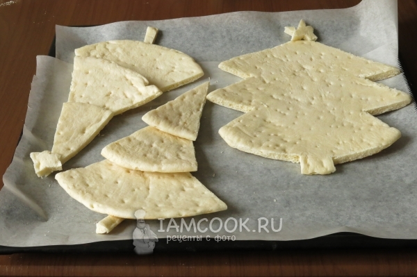 Положить лаваш на противень