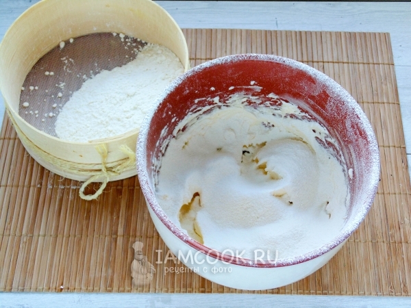 Всыпать просеянную муку