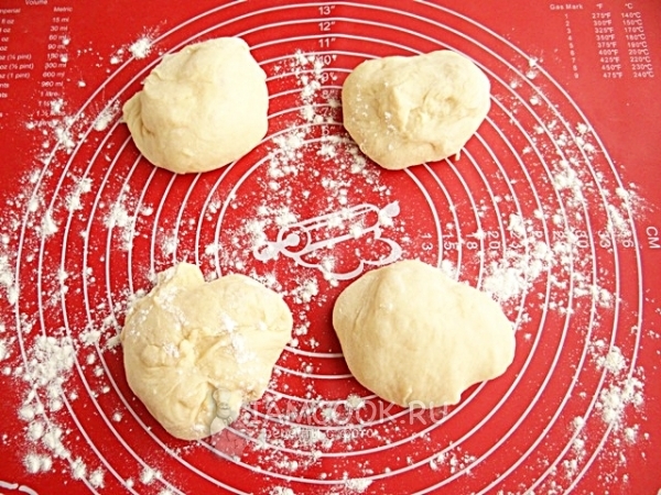 Разделить тесто на 4 части