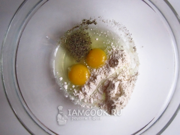 Смешать муку, яйца и приправу