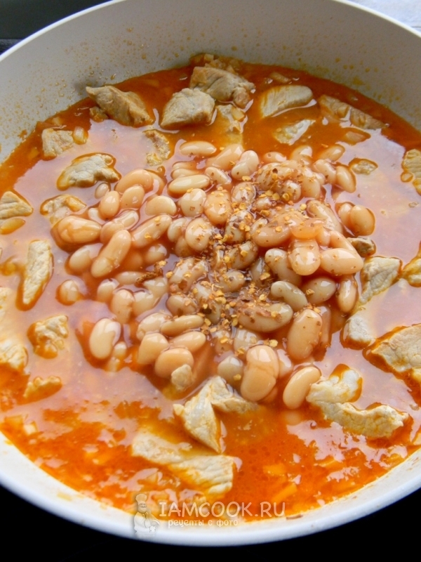 Положить фасоль и перец чили