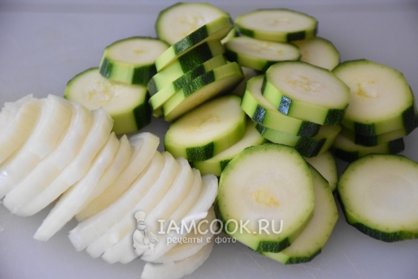 Порезать кабачки и лук кольцами