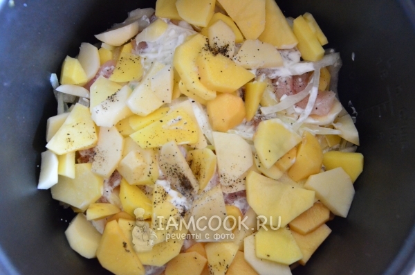 Повторить слои картофеля, мяса и лука