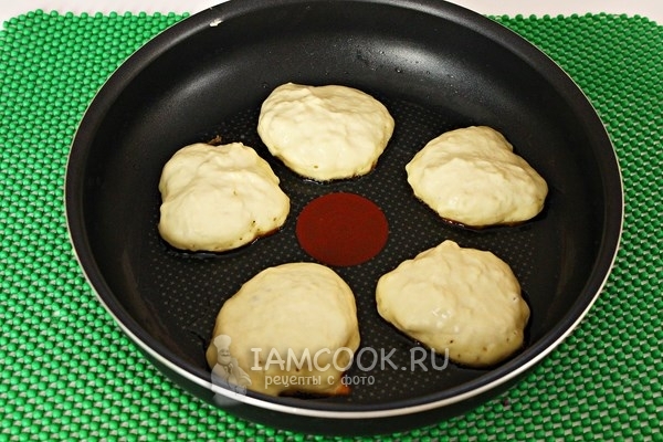 Выложить тесто на сковороду