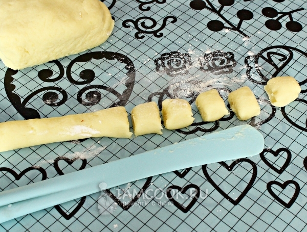 Нарезать картофельное тесто на кусочки