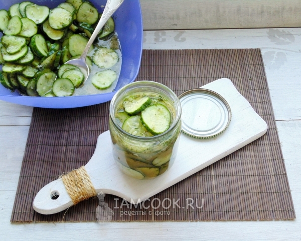 Выложить салат в банку