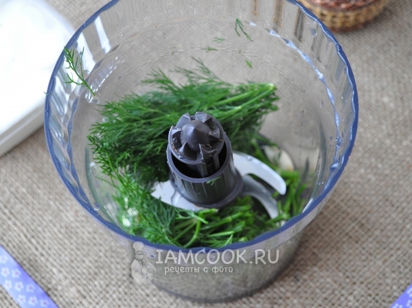 Измельчить укроп с чесноком