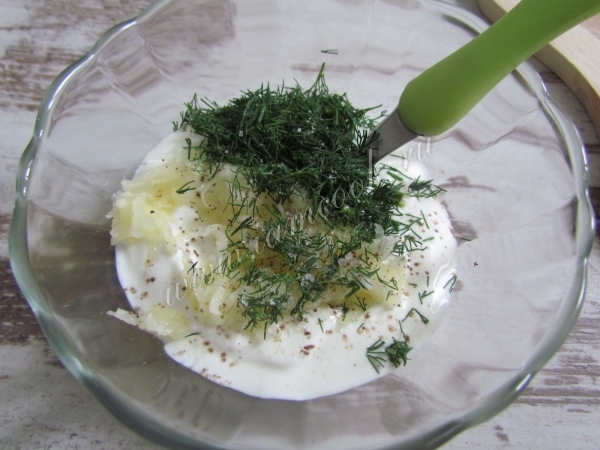 Готовим соус к запеченному картофелю