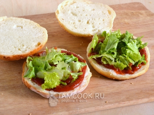 Смазали булку кетчупом и выложили салат