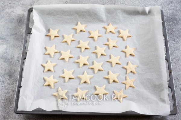 Выложить на противень звездочки