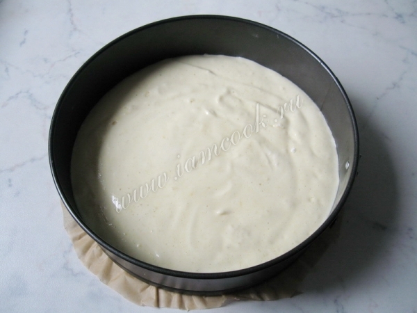 Вылить тесто для бисквита в форму