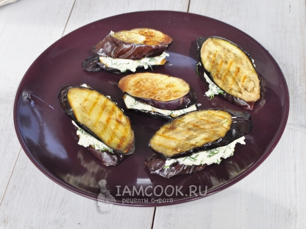 Уложить начинку между кусочками баклажана