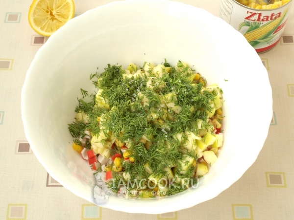 Положить яблоки и укроп