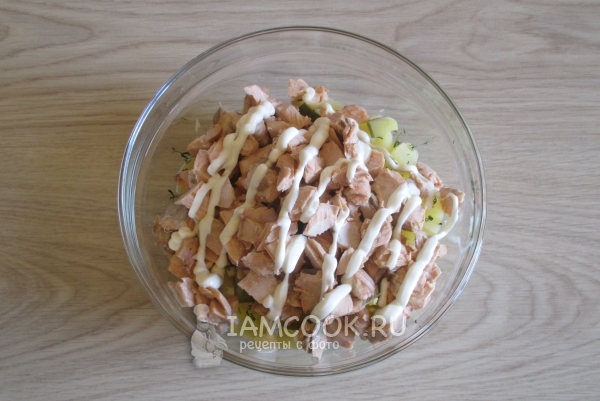 Выложить рыбу и сделать майонезную сеточку