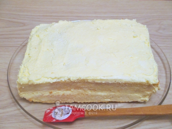 Обмазать бисквит кремом