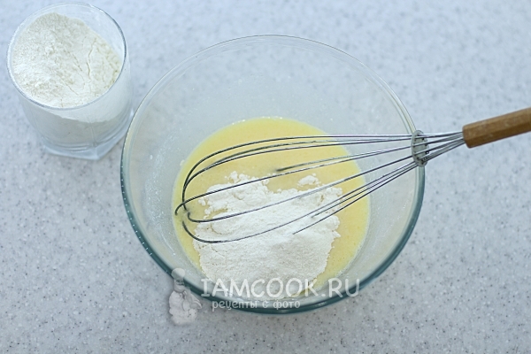 Всыпать муку