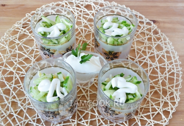 Добавить огурец и майонез