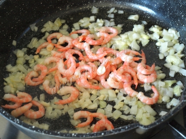 Добавляем креветки