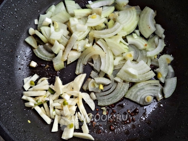 Пожарить лук и чеснок