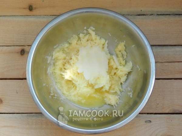 Потереть картофель и лук