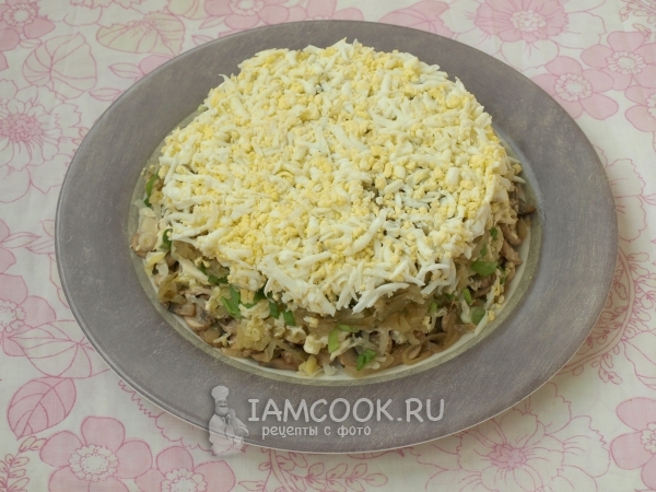 Положить слой натертых яиц