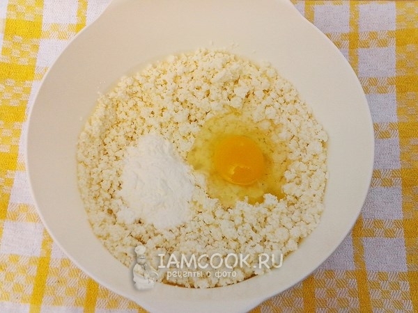 Добавить крахмал и яйца