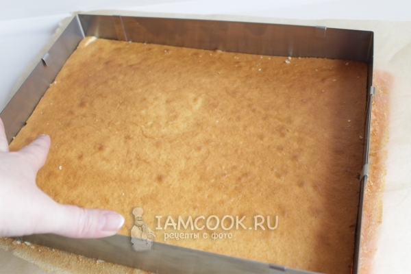Обрезать края бисквита