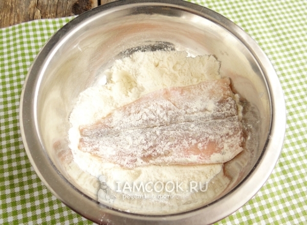 Обвалять рыбу в муке